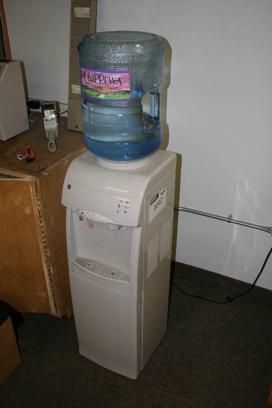 lot 1092 image: GE Culligan Bottle Water Dispenser Model GXCF05D 115V60Hz4.7A.