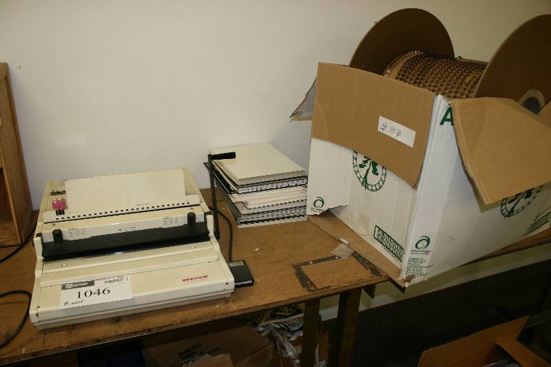 lot 1046 image: Renz SRW Manual 31 Punch & Bind Wire Binding Machine.