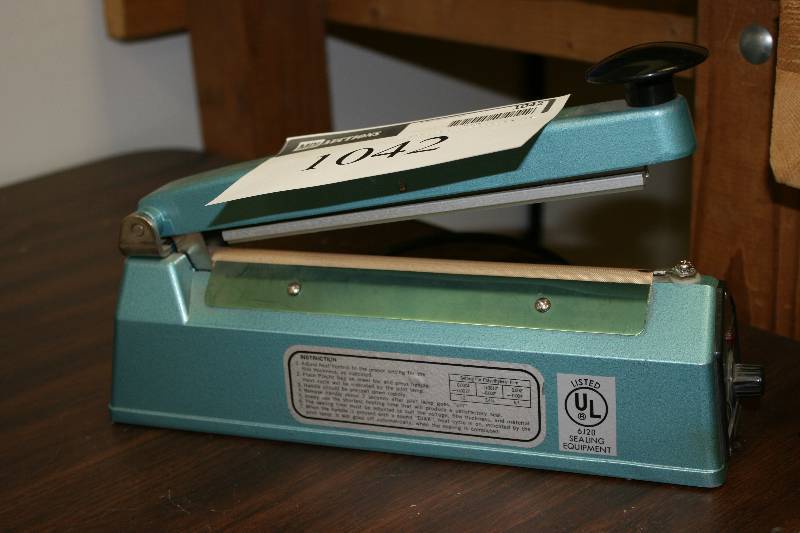 lot 1042 image: Impulse Sealer Heat Sealer Model ME-200H.