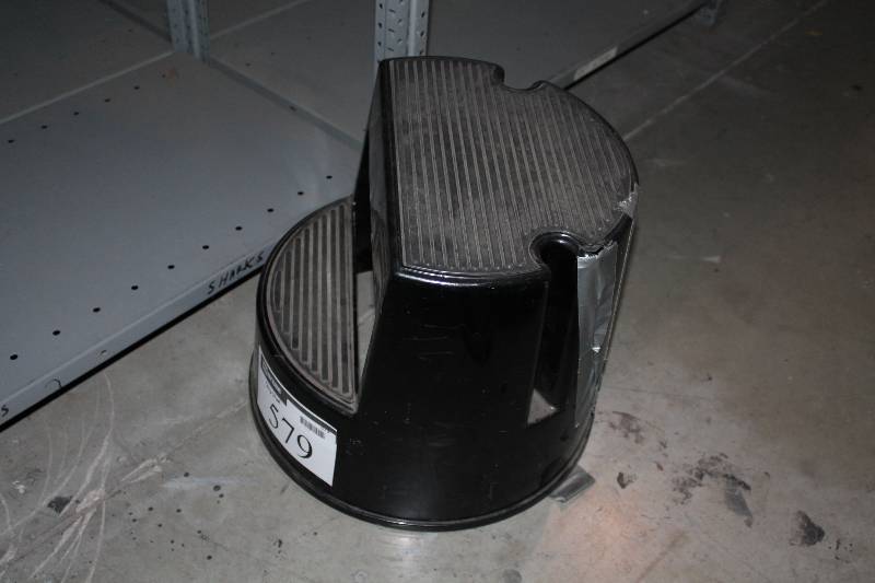 lot 579 image: Plastic Step Stool w2 Steps & Wheels.