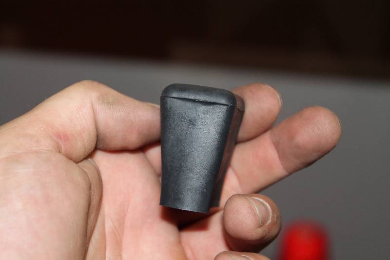 lot 829 image: Box Lot of (4) Hockey Stick Ends Black Plastic.