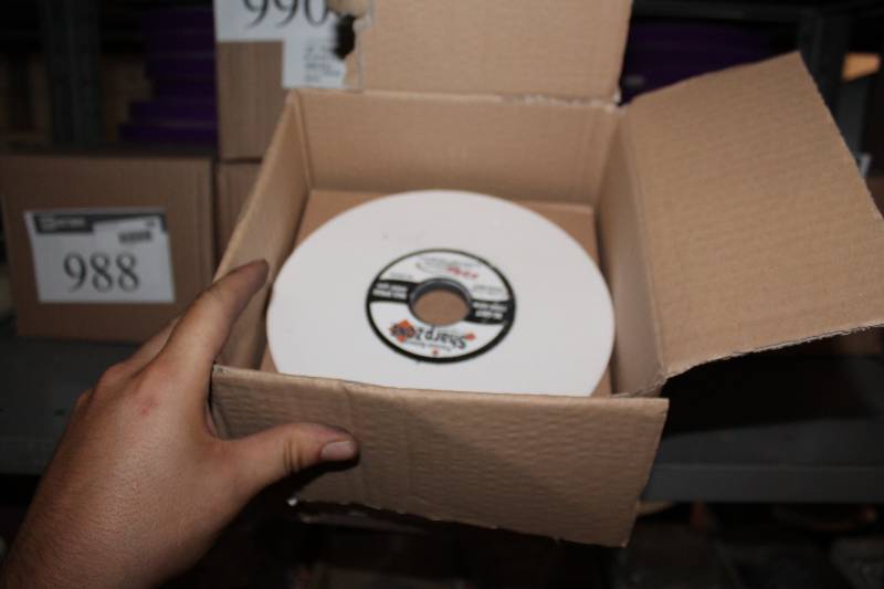 lot 992 image: Box of C.H.A. Grinding Wheels, 8 x 516 x 1 14 4400 RPM Max 80 Grit.