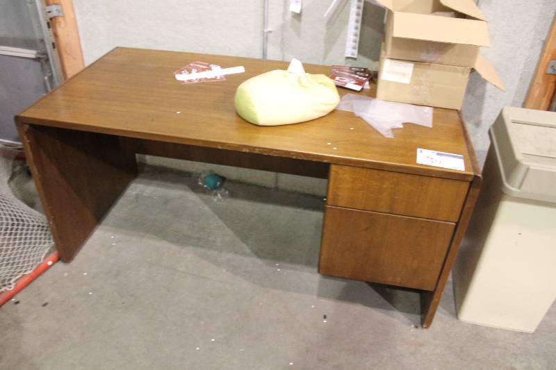lot 49 image: Wooden Desk wDrawers 29.5 x 92 x 29.