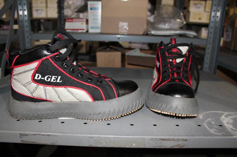 lot 315 image: Pair of D-Gel Broomball Shoes Slip-Resistant Bottoms BlackGrayRed Size 11 Mis-Matched.