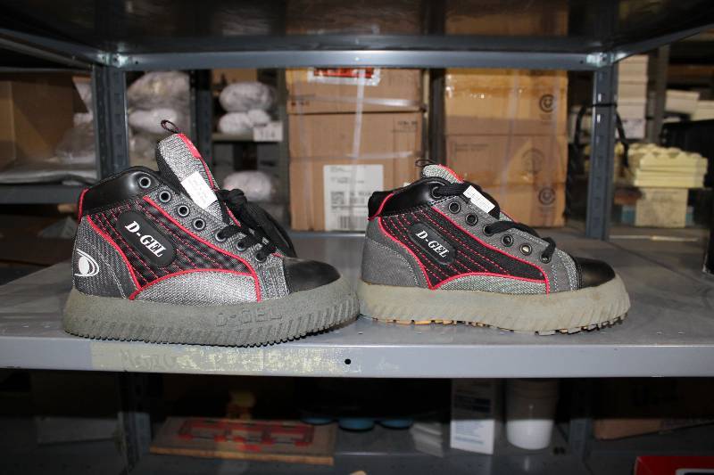 lot 313 image: Pair of  D-Gel Broomball Shoes Slip-Resistant Bottoms BlackGrayRed Size 5.