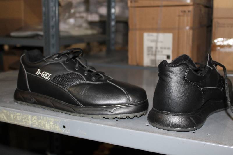 lot 308 image: Pair of Broomball Shoes Slip-Resistant Bottoms Black Size 9.
