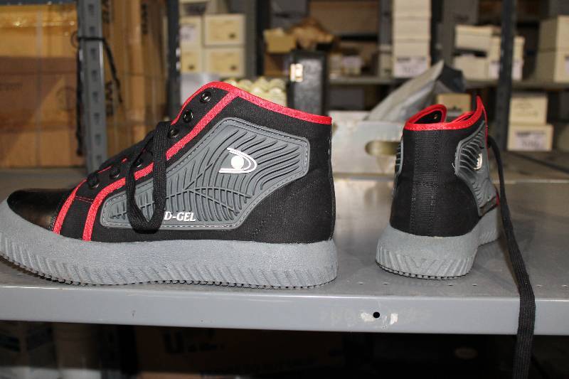 lot 312 image: Pair of  D-Gel Broomball Shoes Slip-Resistant Bottoms BlackGrayRed Size 9.