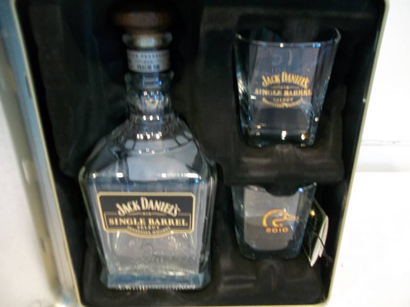 Jack Daniels Single Barrel 2010 Ducks Unlimited Commemorative Tin And Glassware