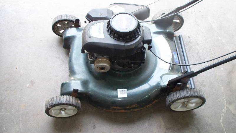lot 17 image: Push Mower