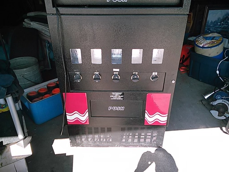 AWESOME COMBO SODA (BBER) VENDING MACHINE WITH 9 SELECTION SNACK MACHINE-LIKE NEW