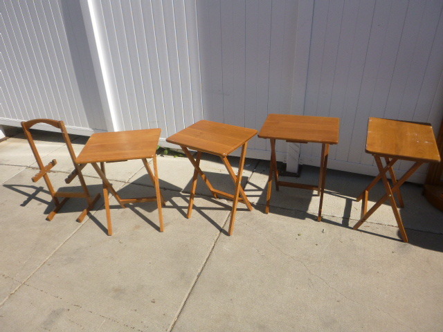 lot 7 image: 4 Wood TV Trays