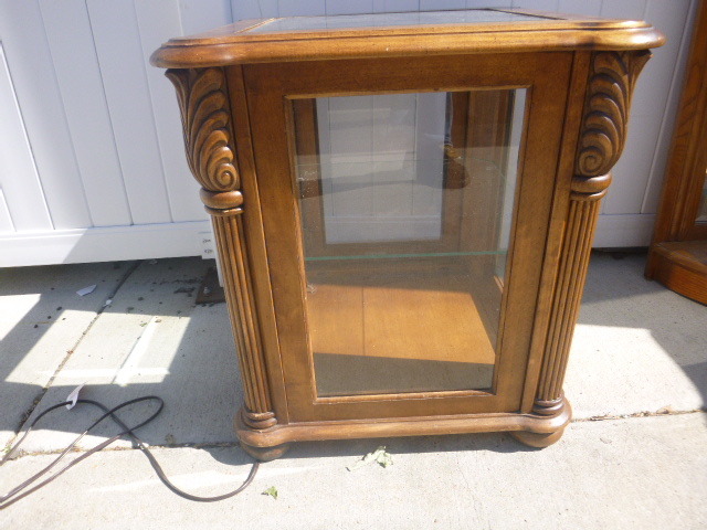 lot 9 image: End Table