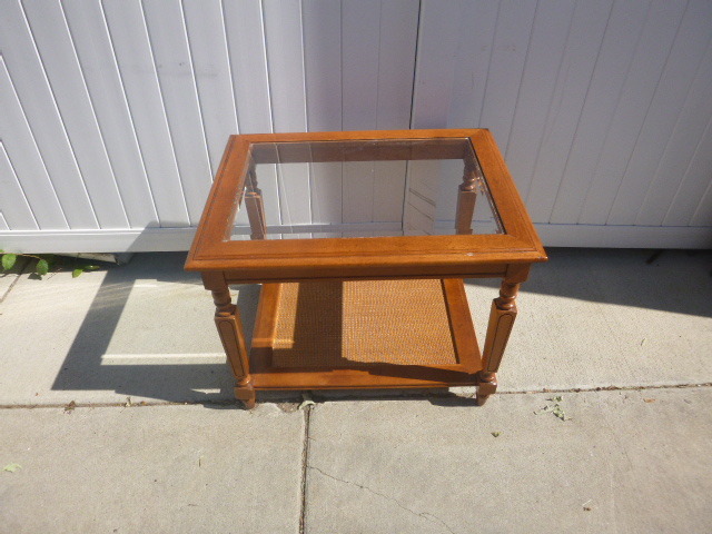 lot 10 image: End Table