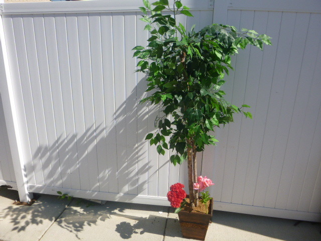 lot 11 image: Decorative Artificial Tree