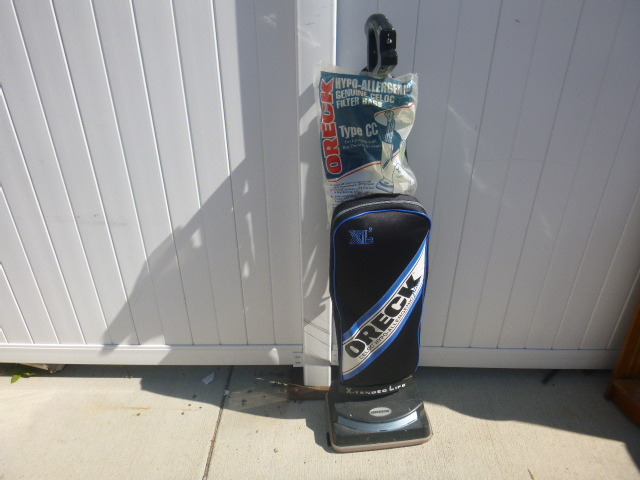lot 13 image: Oreck XL2 Vacuum Cleaner