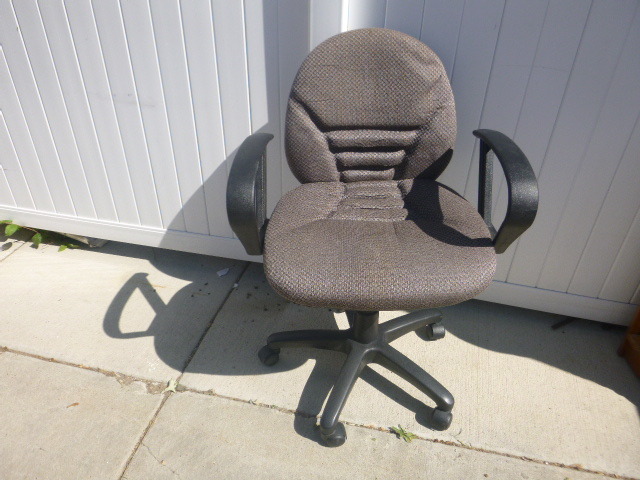 lot 14 image: Office Chair