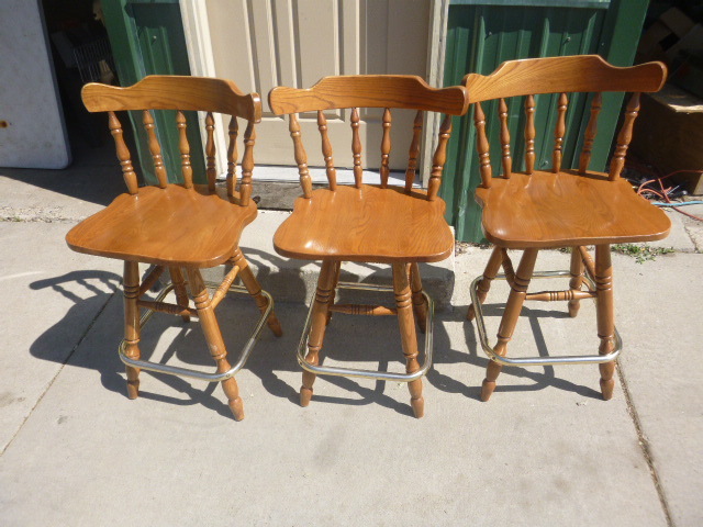 lot 17 image: 3 Oak Bar Stools