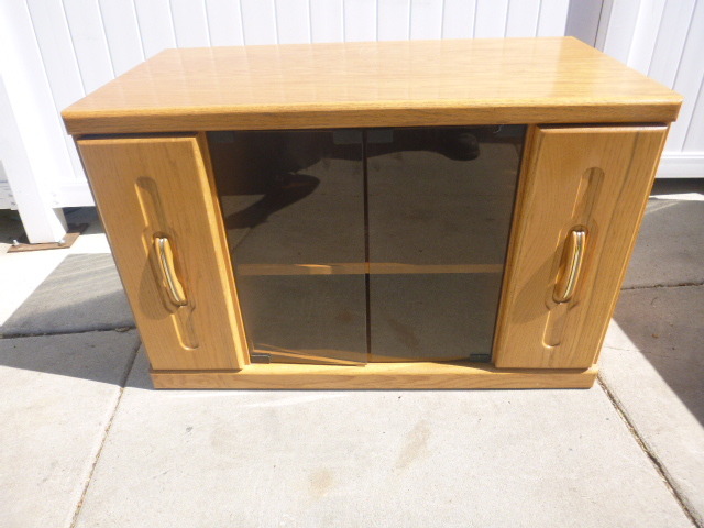 lot 18 image: Oak TV Stand