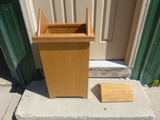 lot 20 image: Oak Trash Can