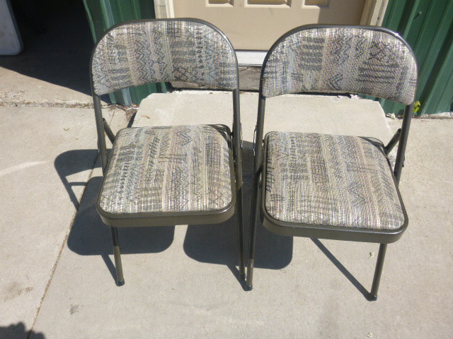 lot 21 image: 2 Padded Folding Chairs