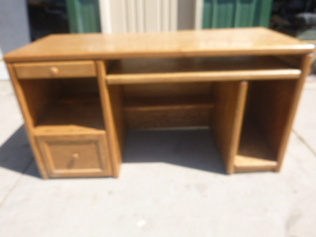 lot 23 image: Computer Desk