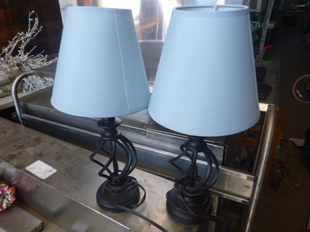 lot 28 image: 2 Table Lamps