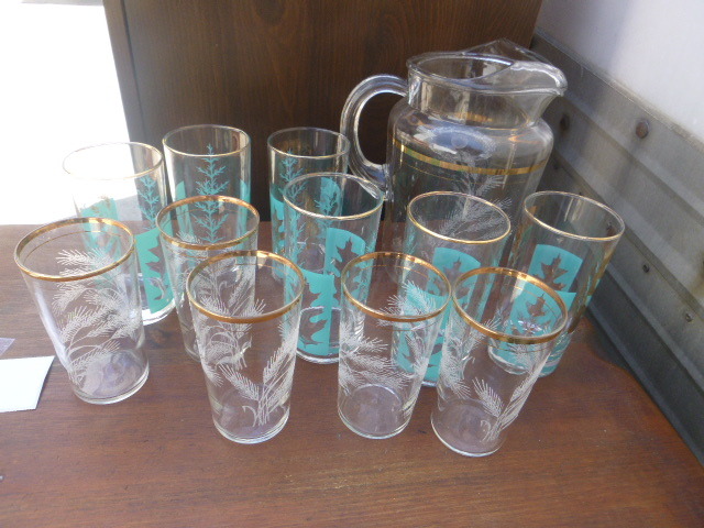 lot 40 image: Glass Pitcher and 11 Drinking Glasses