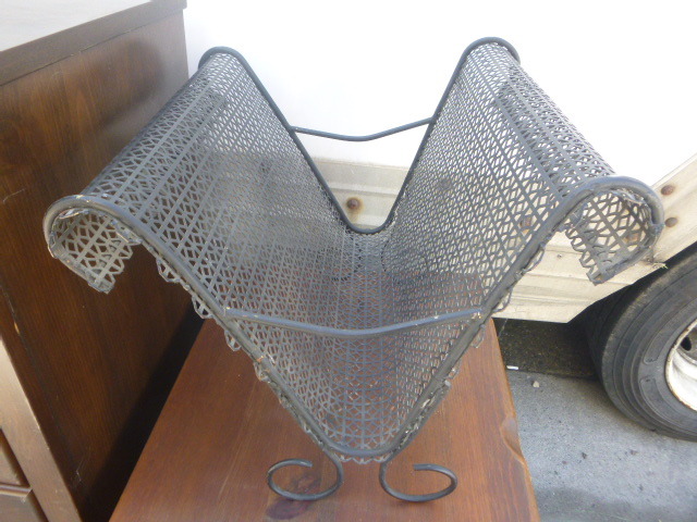 lot 42 image: Metal Vintage Looking Magazine Rack