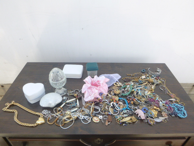 lot 44 image: Miscellaneous Costume Jewelry
