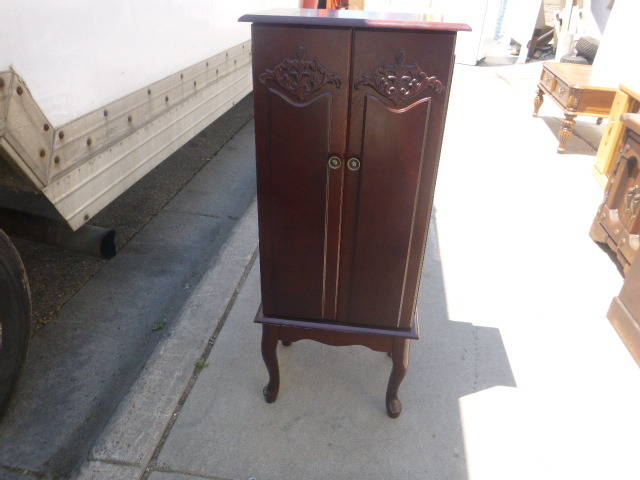 lot 45 image: Jewelry Cabinet