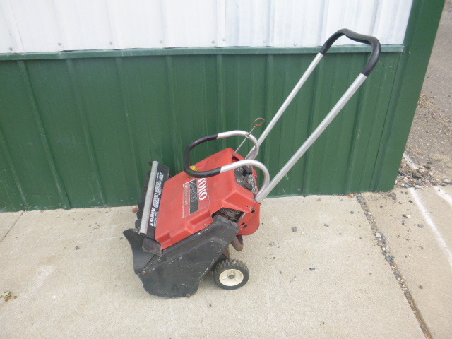 lot 52 image: Toro Snowblower