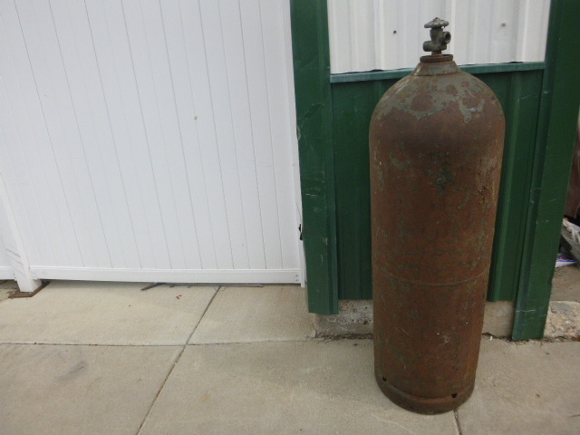 lot 53 image: 100 Lb. LP Tank