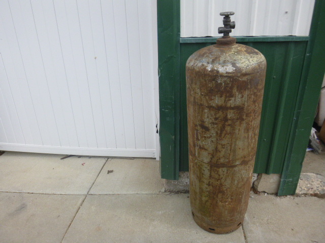 lot 54 image: 100 Lb. LP Tank