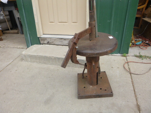 lot 55 image: Manual Tire Changer