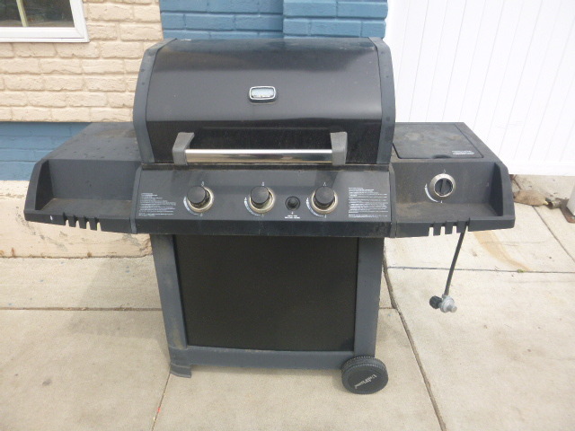 lot 64 image: Uniflame Gas Grill
