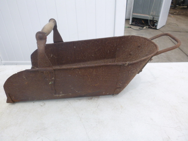 lot 66 image: Vintage Grain Scoop