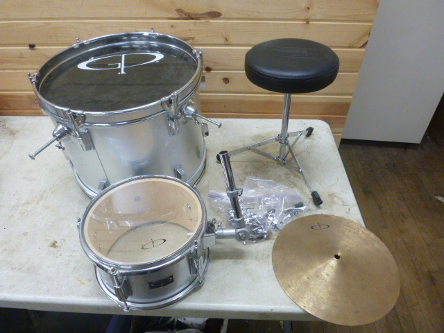 lot 84 image: Youths Drum Set