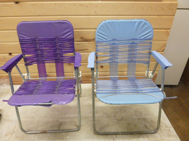 lot 87 image: 2 Childs Folding Chairs