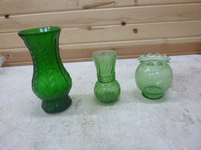 lot 90 image: 3 Green Glass Vases