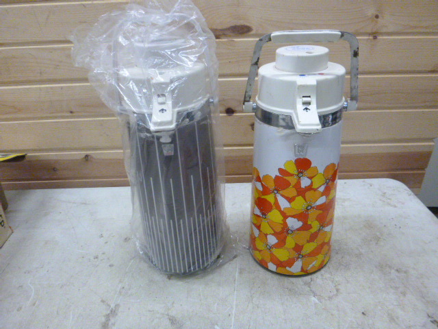 lot 100 image: 2 Air Pots
