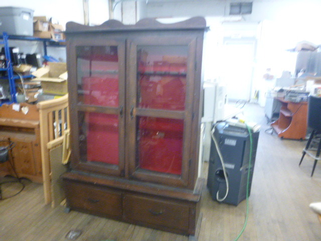lot 114 image: Gun Cabinet