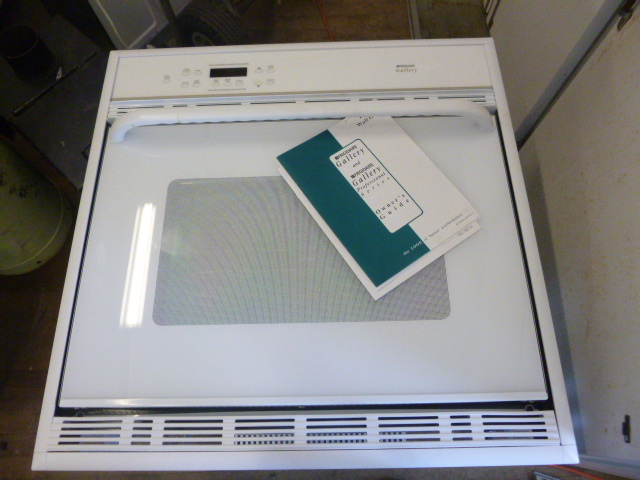 lot 123 image: Frigidaire Convection Oven