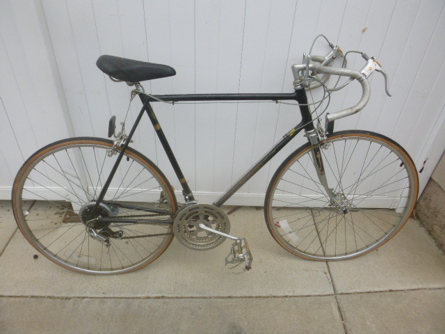 lot 170 image: Schwinn Bicycle