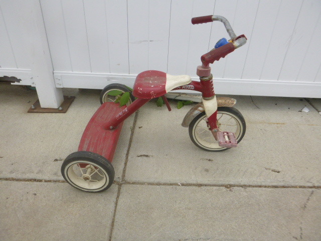 lot 173 image: Radio Flyer Tricycle