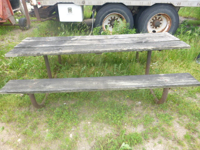 lot 174 image: Picnic Table