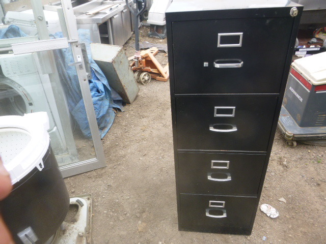 lot 176 image: 4 Drawer File Cabinet