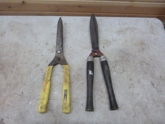 lot 184 image: 2 Trimmers