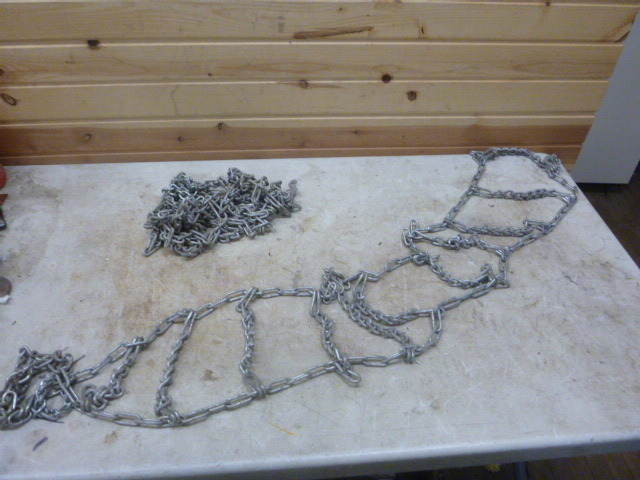 lot 190 image: 2 Tire Chains