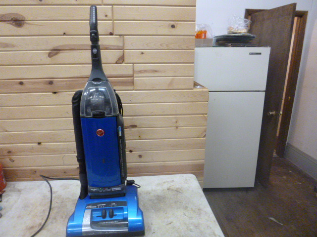 lot 4 image: Hoover Wind Tunnel Vacuum