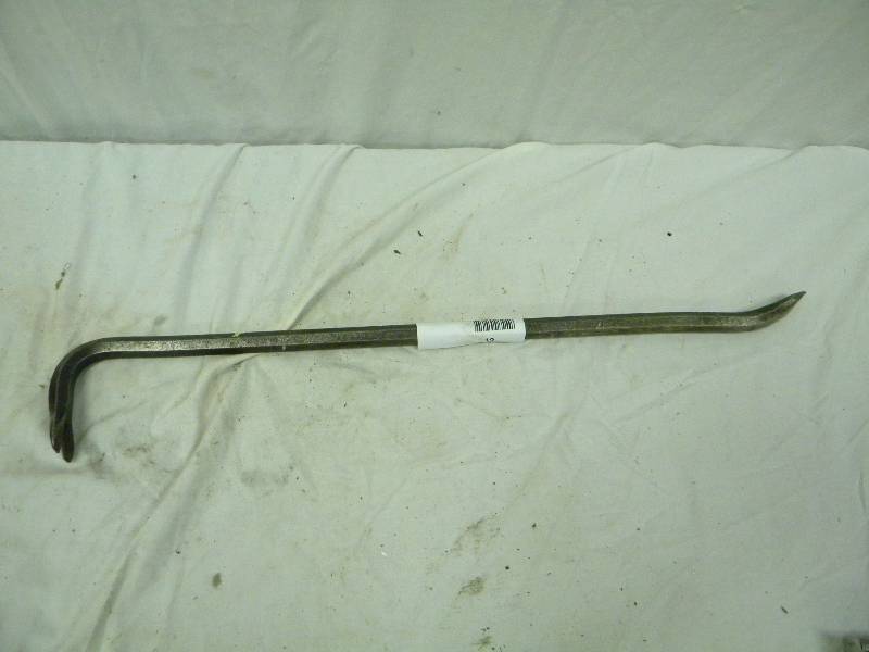 lot 19 image: Crow Bar